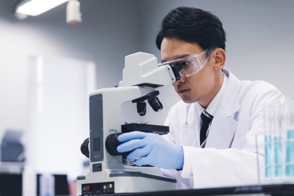 【医薬業界向け】金属片が製品に混入する原因とは？リスクや防ぐ方法をわかりやすく紹介